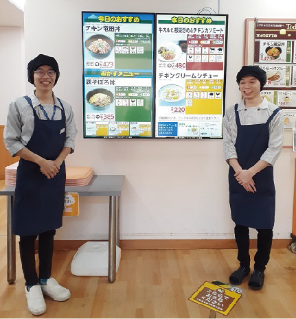 第一食堂職員 磯貝・田中(写真)